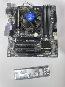 Gigabyte LGA 1150 Intel B85 HDMI SATA 6Gbps USB 3.0 Micro ATX DDR3 1600 Intel Motherboards GA-B85M-D3H +Core i3 4th Gen + 4GB RAM
